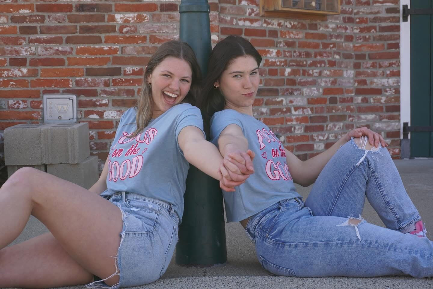 Focus On The Good Crop Tee - Pink & Blue