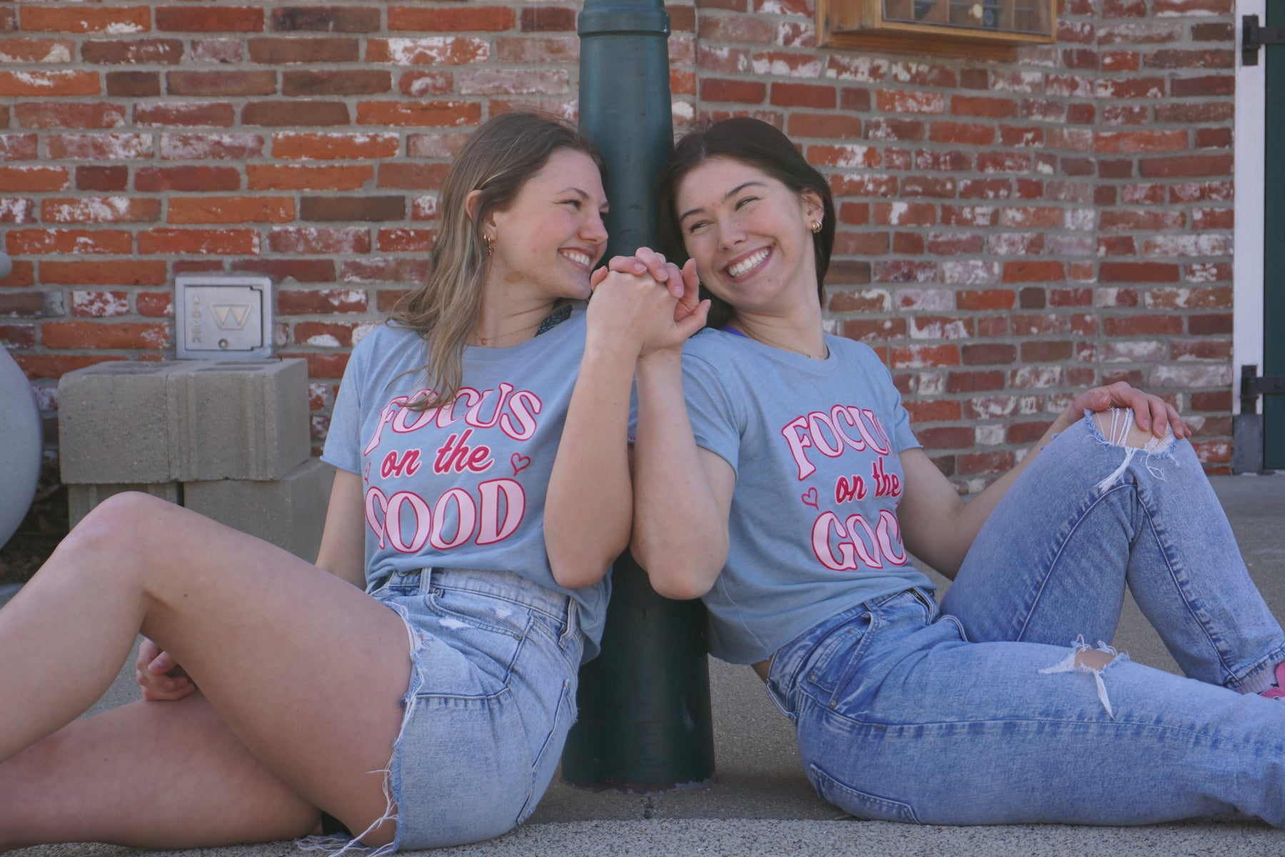 Focus On The Good Crop Tee - Pink & Blue